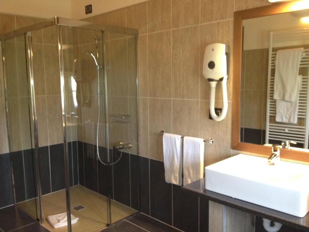Hotel Cascina Canova Uggiate-Trevano Room photo
